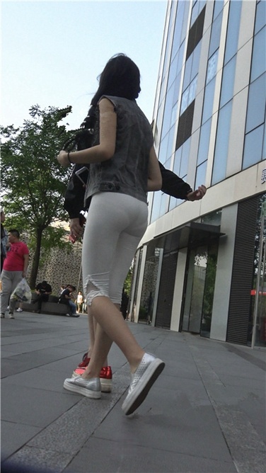 4K超清视频！极品翘皮白色打底裤翘臀美眉[MP4/2GB]