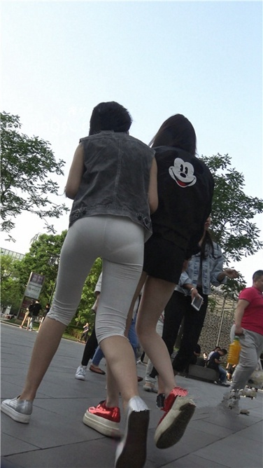 4K超清视频！极品翘皮白色打底裤翘臀美眉[MP4/2GB]