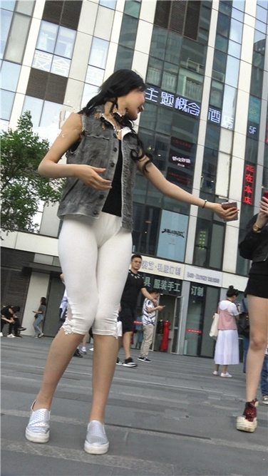 4K超清视频！极品翘皮白色打底裤翘臀美眉[MP4/2GB]