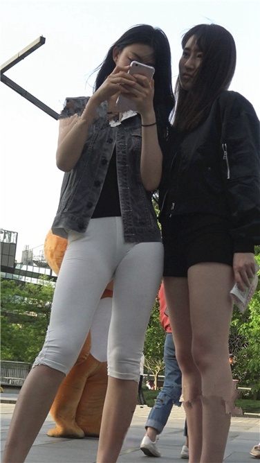 4K超清视频！极品翘皮白色打底裤翘臀美眉[MP4/2GB]