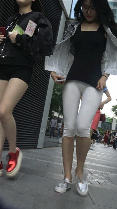 4K超清视频！极品翘皮白色打底裤翘臀美眉[MP4/2GB]