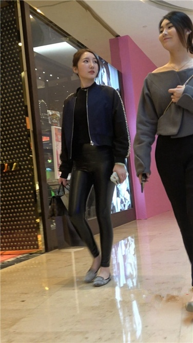 4K高清视频！清秀的紧身皮裤极品大美女[MP4/3.5GB]