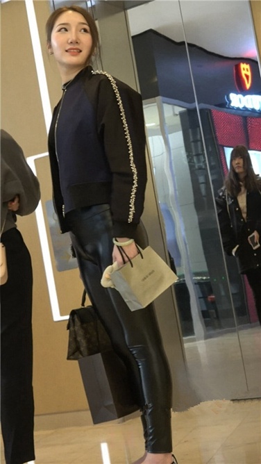 4K高清视频！清秀的紧身皮裤极品大美女[MP4/3.5GB]