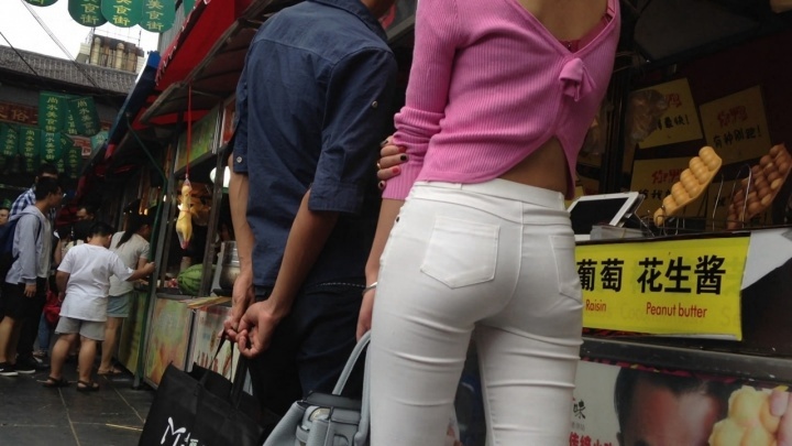 小鸟依人紧身白裤美眉[MP4/275MB]