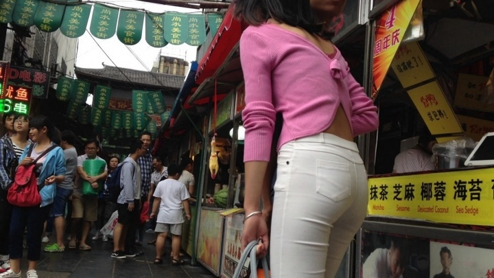 小鸟依人紧身白裤美眉[MP4/275MB]