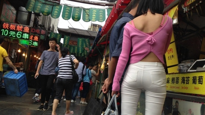 小鸟依人紧身白裤美眉[MP4/275MB]