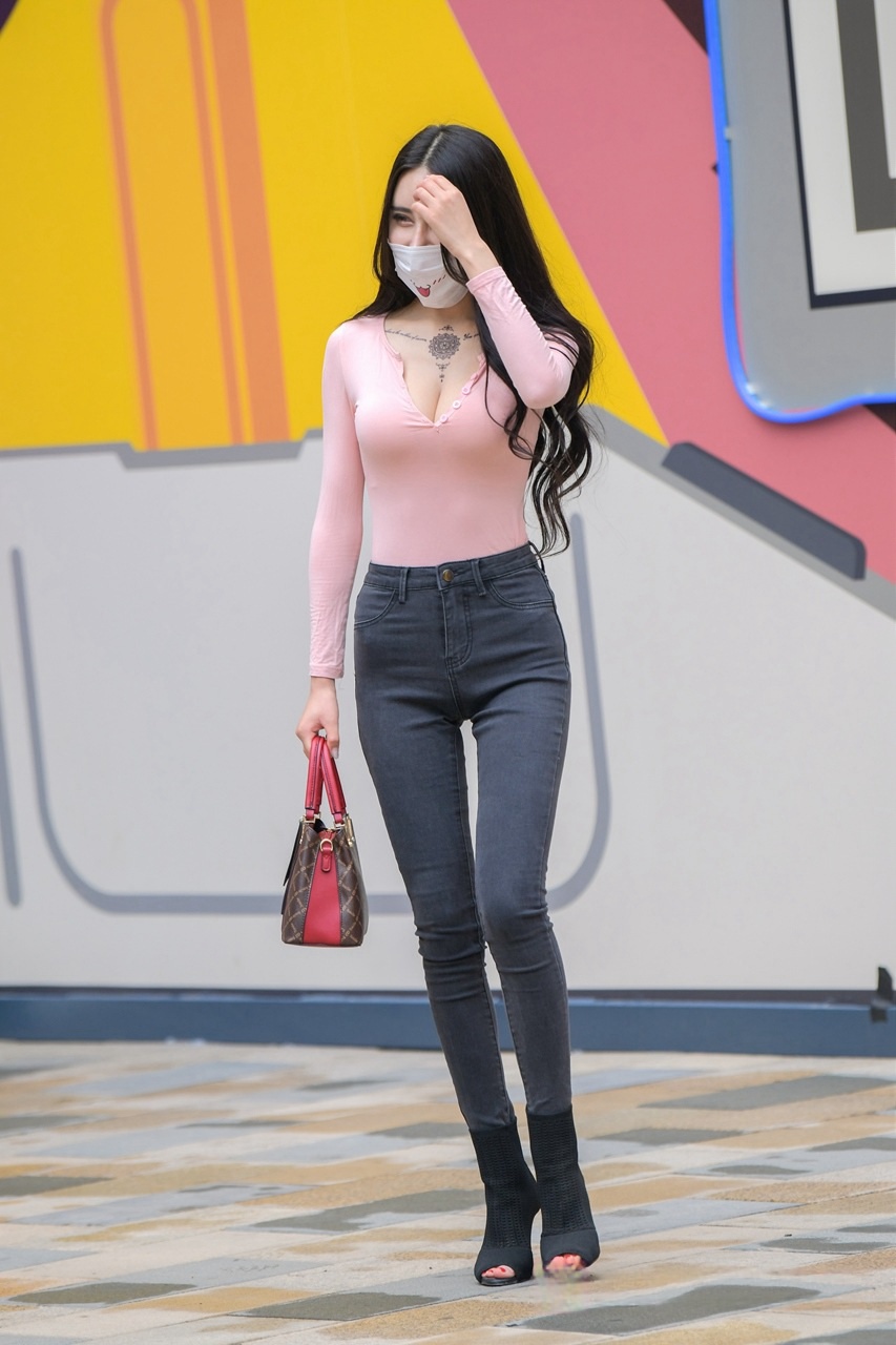 黑色牛仔高跟美眉3A8235[3.54G]