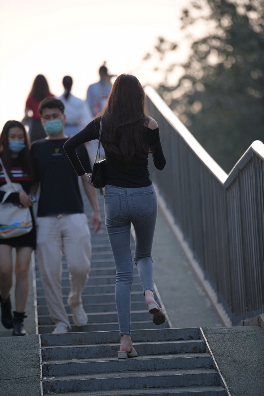 [套图136P]苗条的紧身牛仔裤美女3A8239[3.2G]