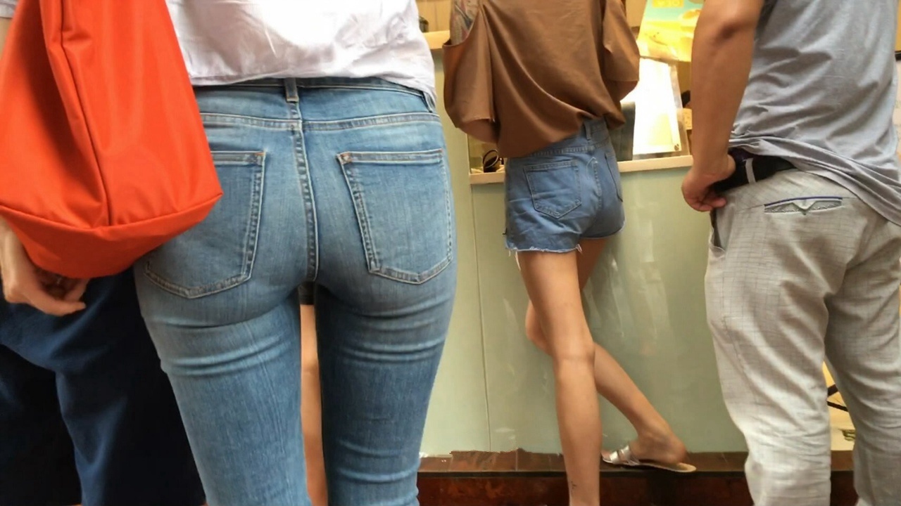 清秀的蓝牛美臀美女[1GB/MP4]