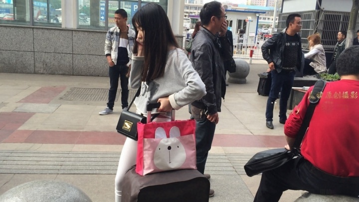 清秀的美眉遭遇大叔咸湿手[MP4/1GB]