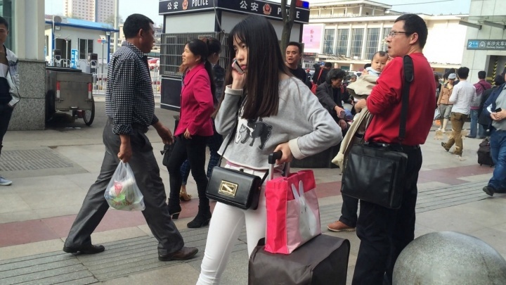 清秀的美眉遭遇大叔咸湿手[MP4/1GB]