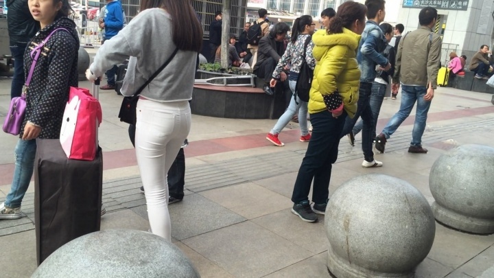 清秀的美眉遭遇大叔咸湿手[MP4/1GB]