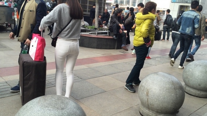 清秀的美眉遭遇大叔咸湿手[MP4/1GB]