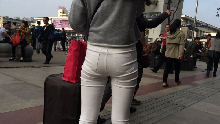 清秀的美眉遭遇大叔咸湿手[MP4/1GB]