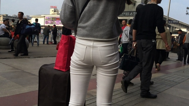 清秀的美眉遭遇大叔咸湿手[MP4/1GB]