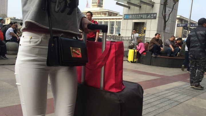 清秀的美眉遭遇大叔咸湿手[MP4/1GB]