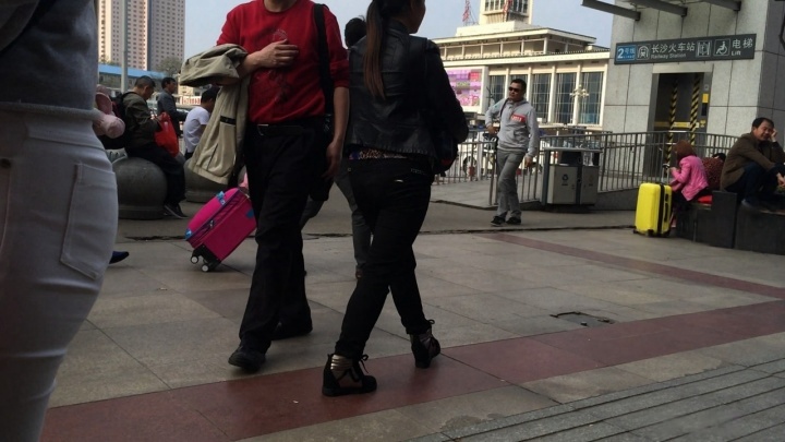 清秀的美眉遭遇大叔咸湿手[MP4/1GB]