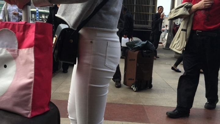 清秀的美眉遭遇大叔咸湿手[MP4/1GB]