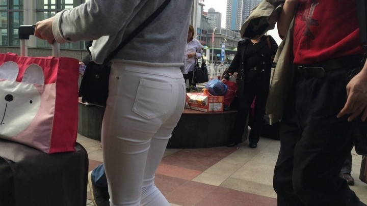 清秀的美眉遭遇大叔咸湿手[MP4/1GB]