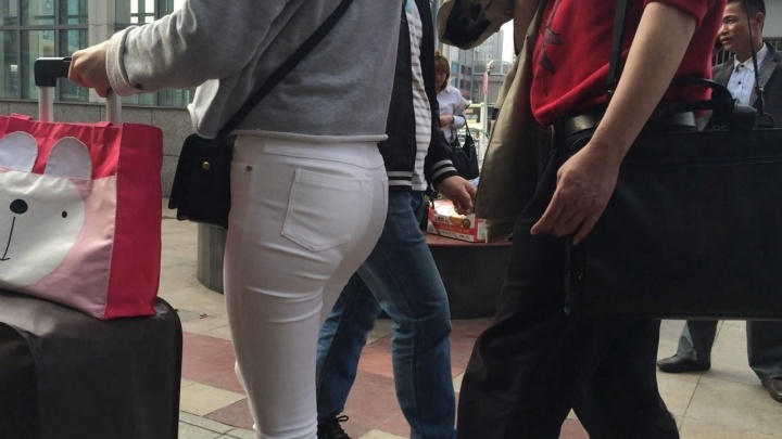 清秀的美眉遭遇大叔咸湿手[MP4/1GB]