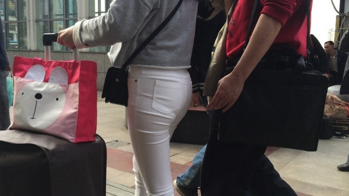 清秀的美眉遭遇大叔咸湿手[MP4/1GB]