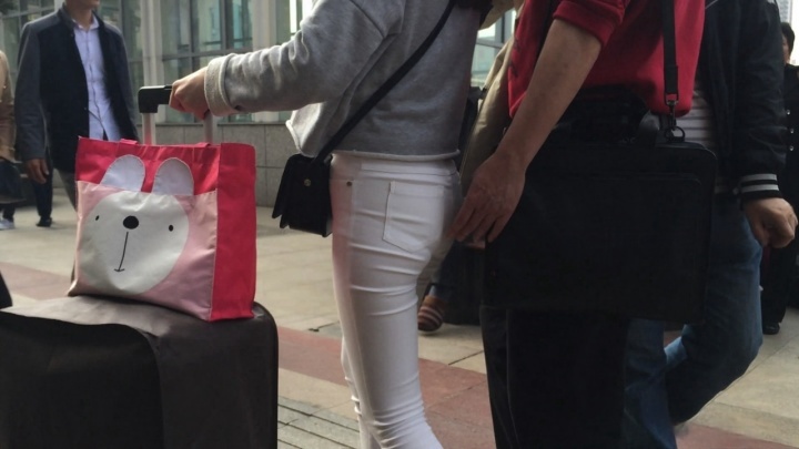 清秀的美眉遭遇大叔咸湿手[MP4/1GB]