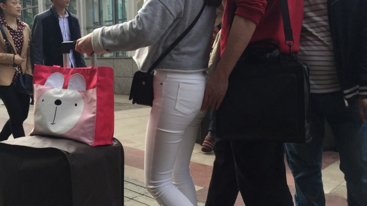 清秀的美眉遭遇大叔咸湿手[MP4/1GB]