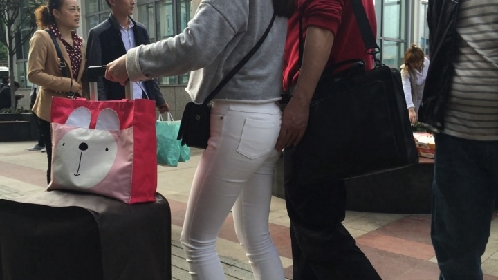 清秀的美眉遭遇大叔咸湿手[MP4/1GB]