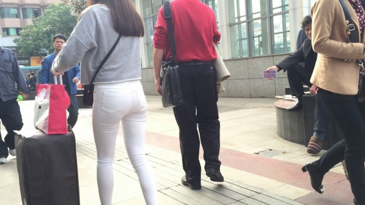 清秀的美眉遭遇大叔咸湿手[MP4/1GB]