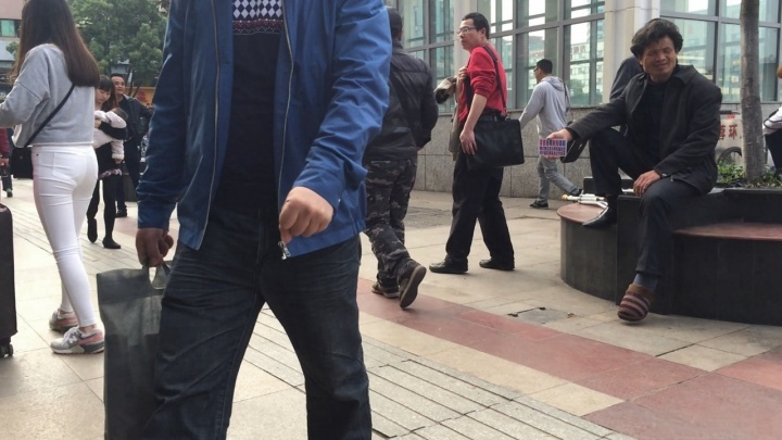 清秀的美眉遭遇大叔咸湿手[MP4/1GB]