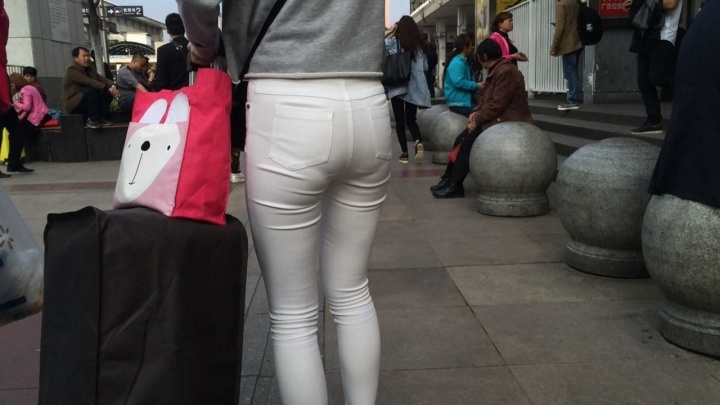 清秀的美眉遭遇大叔咸湿手[MP4/1GB]