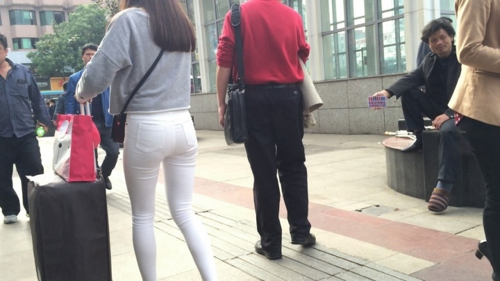 清秀的美眉遭遇大叔咸湿手[MP4/1GB]