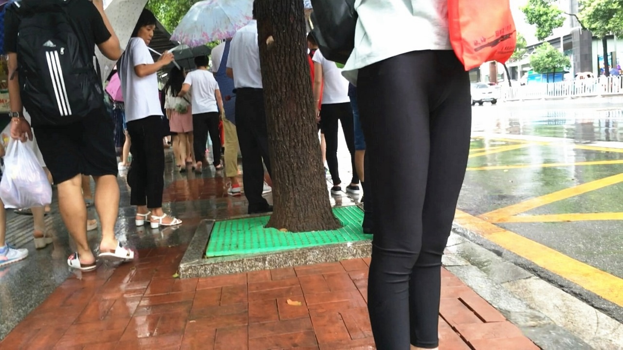 公交站超薄打底裤小妹[1GB/MP4]