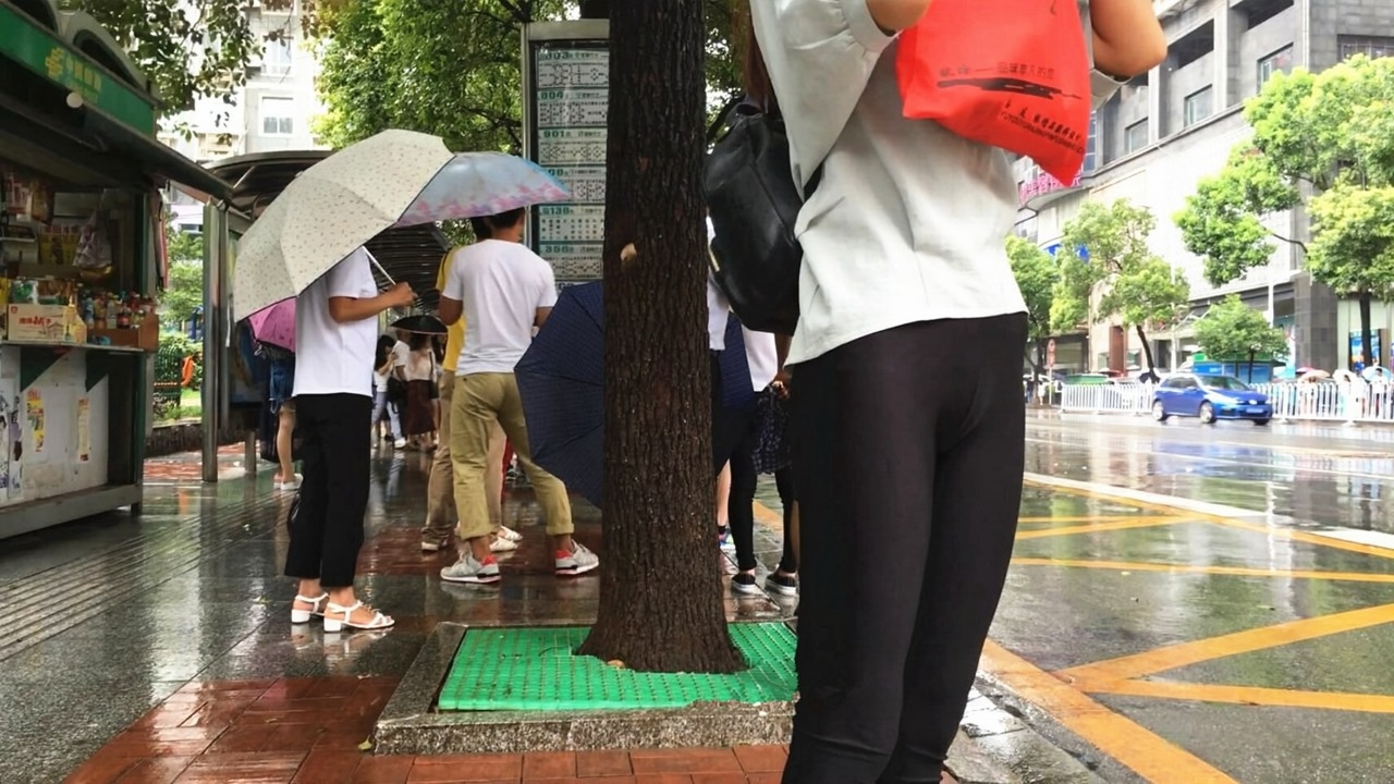 公交站超薄打底裤小妹[1GB/MP4]