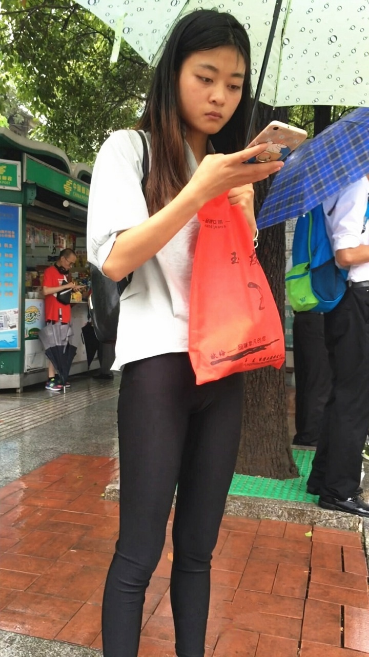 公交站超薄打底裤小妹[1GB/MP4]