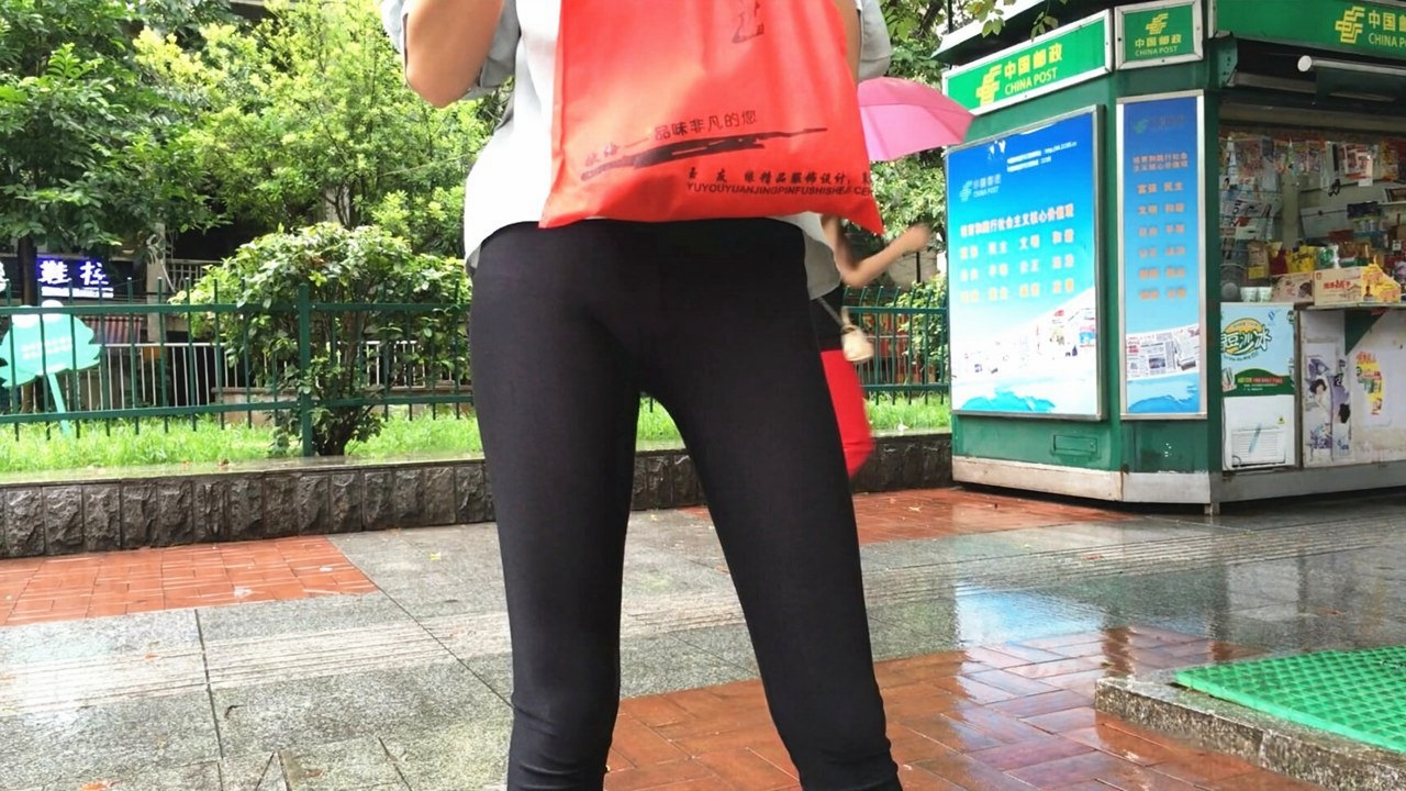 公交站超薄打底裤小妹[1GB/MP4]