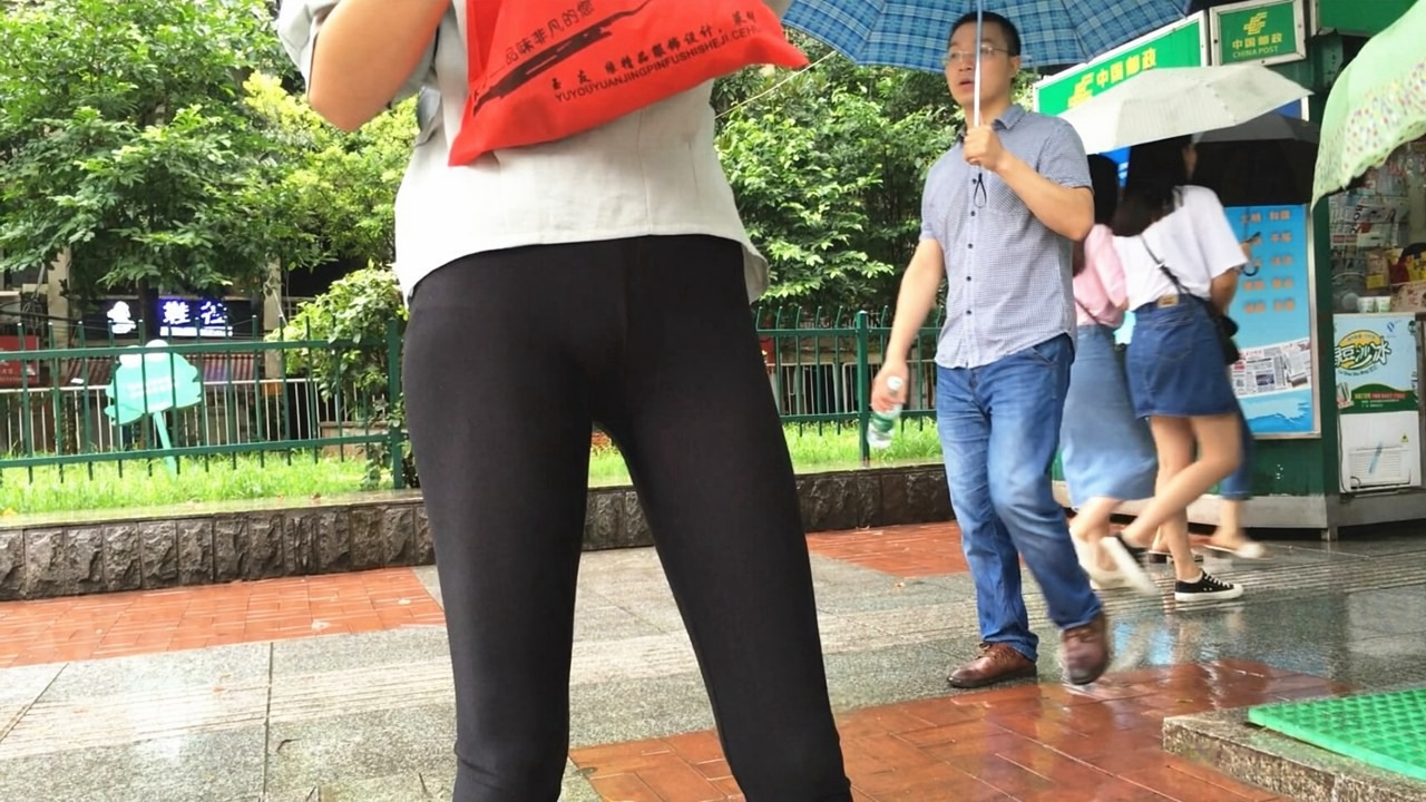 公交站超薄打底裤小妹[1GB/MP4]