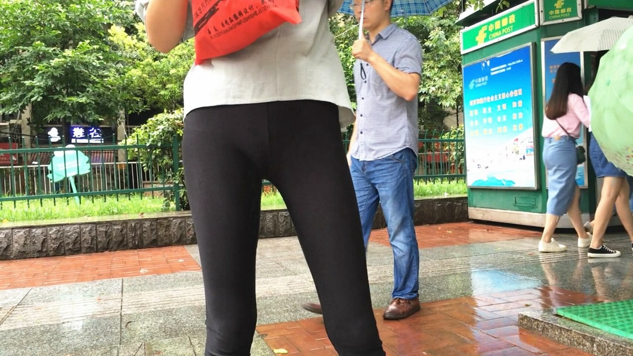 公交站超薄打底裤小妹[1GB/MP4]
