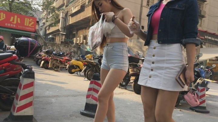 极品紧牛细腰大PG美女[MP4/4GB]