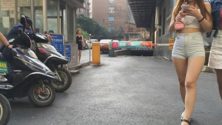 极品紧牛细腰大PG美女[MP4/4GB]