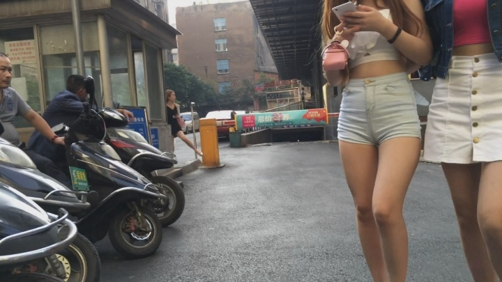 极品紧牛细腰大PG美女[MP4/4GB]