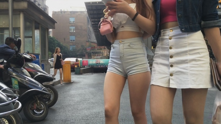 极品紧牛细腰大PG美女[MP4/4GB]