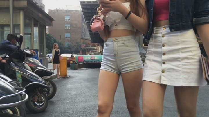 极品紧牛细腰大PG美女[MP4/4GB]