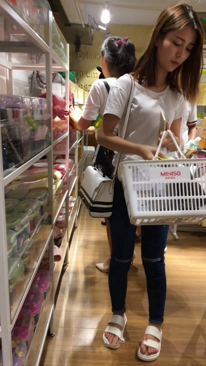 委婉的紧牛美女[MP4/1GB]