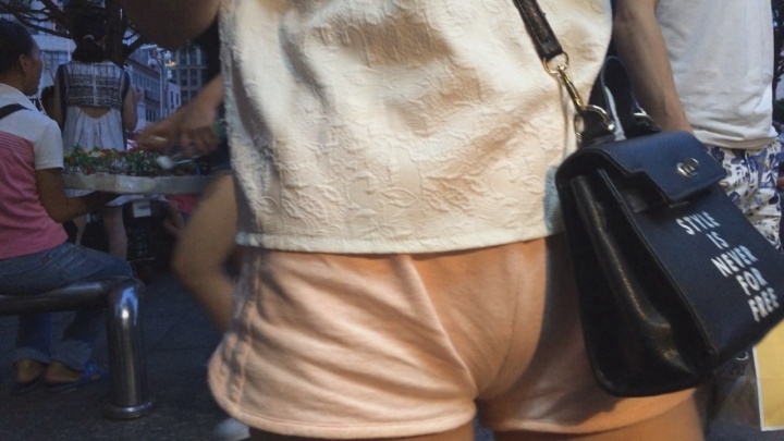 难以忘怀的粉色热裤美女[MP4/4GB]