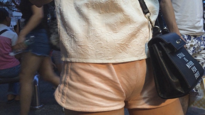 难以忘怀的粉色热裤美女[MP4/4GB]