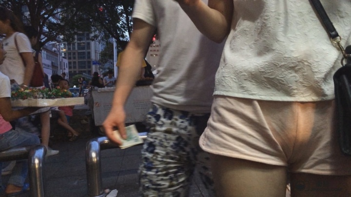 难以忘怀的粉色热裤美女[MP4/4GB]