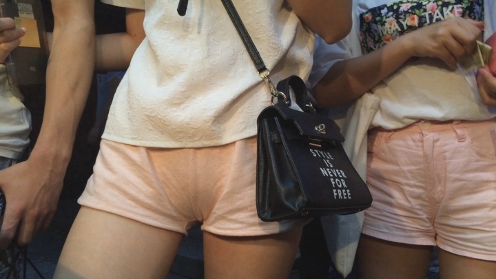 难以忘怀的粉色热裤美女[MP4/4GB]