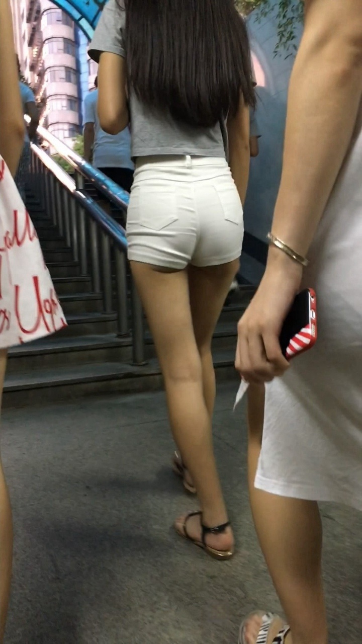 紧身白热裤翘臀紧三角小妹[MP4/1.9GB]