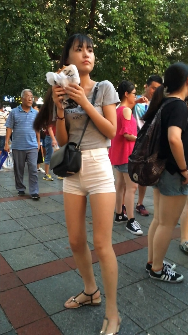 紧身白热裤翘臀紧三角小妹[MP4/1.9GB]